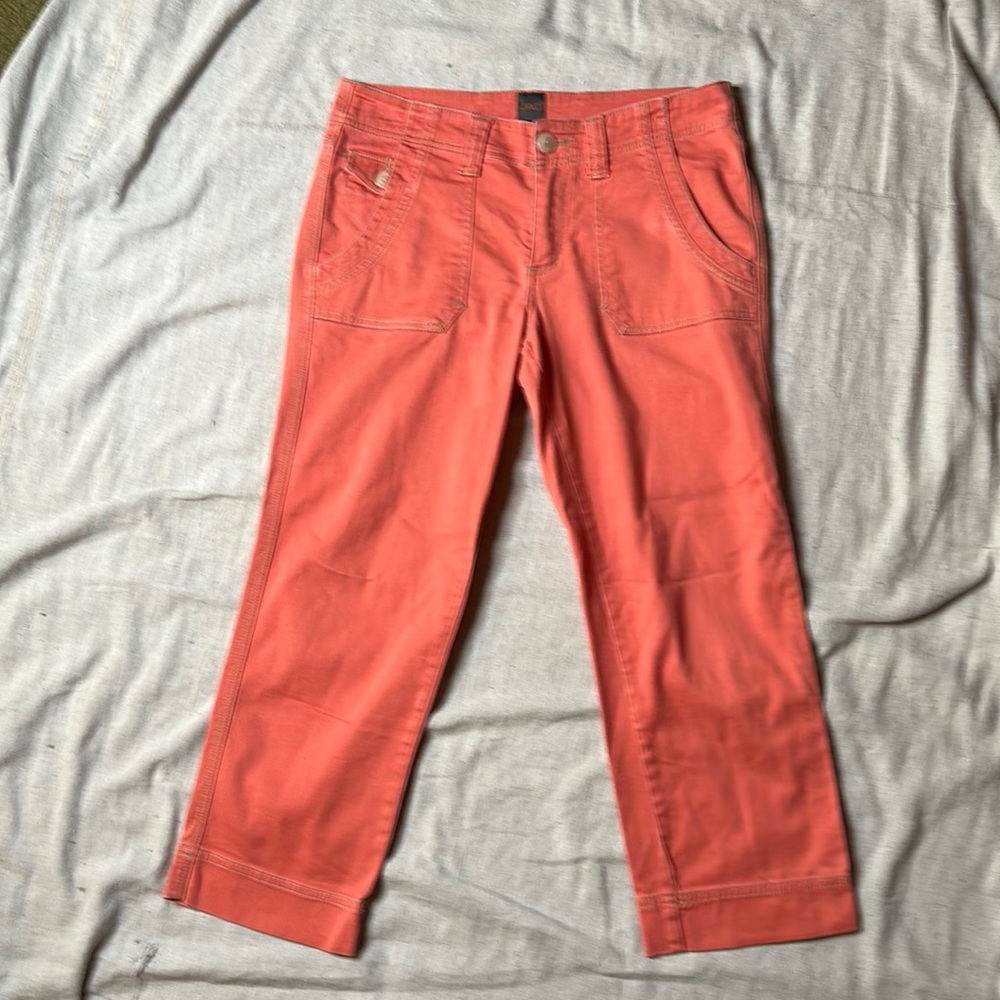Jag salmon, jeans in size 6 with button details 23 inch inseam